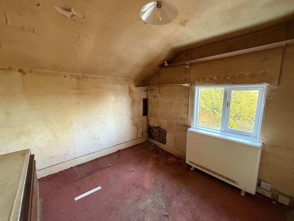 Lot: 115 - END-TERRACE HOUSE FOR REPAIR - Bedroom two